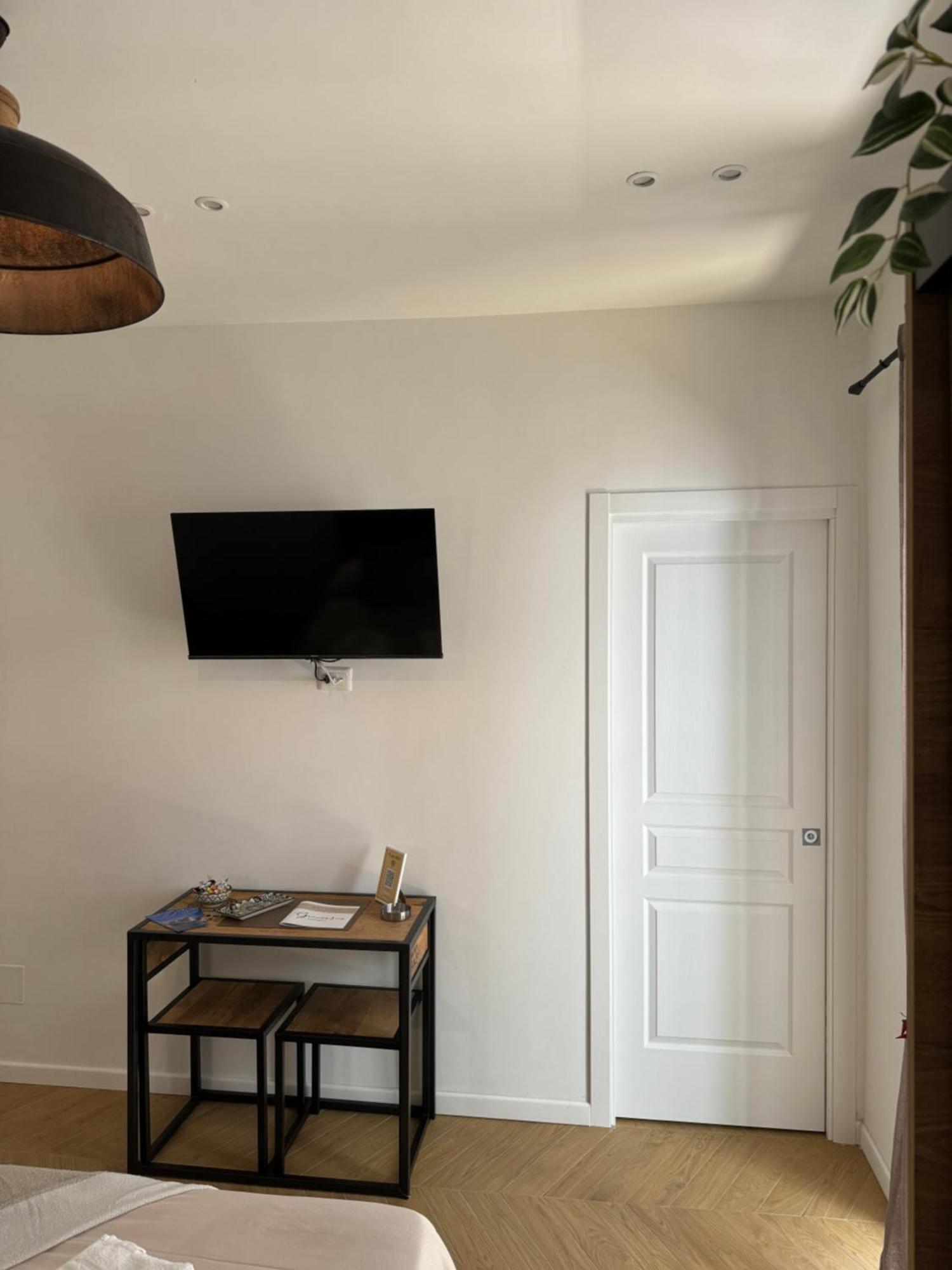 Gennarino Apartments - Panorama Suite With Balcony And Urban Loft Наполи Екстериор снимка